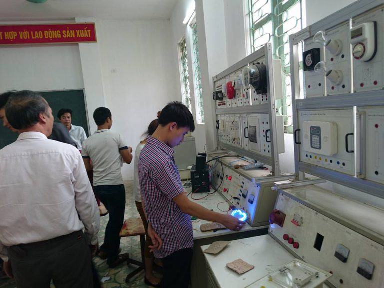 Sinh viên ngành Điện tử trong giờ thực hành