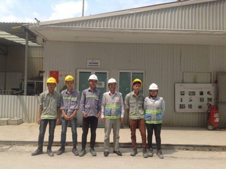 Sinh viên ngành Điện đi thực tập tại công ty