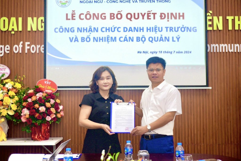 TS. Nguyễn Xuân Sang- Chủ tịch HĐQT trao quyết định, tặng hoa Phó Hiệu trưởng kiêm Trưởng phòng Đào tạo Ths. Bùi Thị Kim Phượng