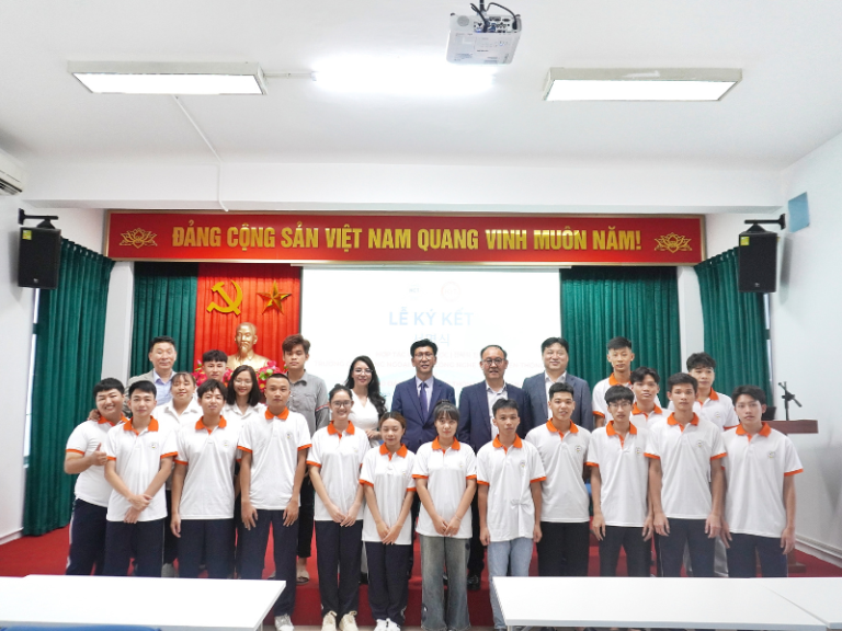 Đoàn đại biểu Trường Cao đẳng Công nghệ thông tin Kyungnam gặp gỡ và giao lưu với sinh viên NCT