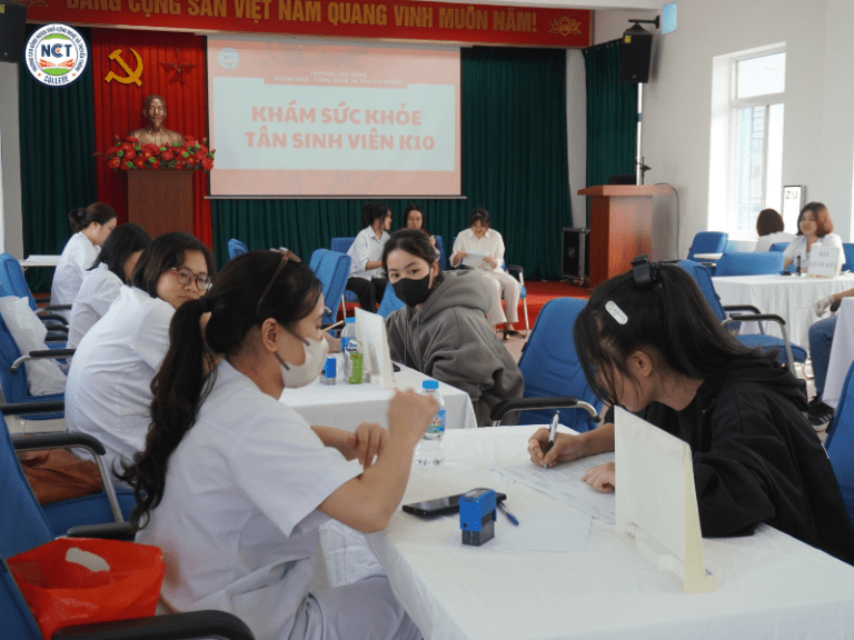 Tổ chức khám sức khỏe cho tân sinh viên lớp Ngôn ngữ Quốc tế K10
