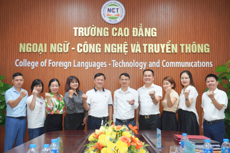 Nhà trường ký kết, hợp tác với Trung tâm dịch vụ việc làm và hỗ trợ thanh thiếu niên Hà Nội mở ra cơ hội việc làm cho sinh viên