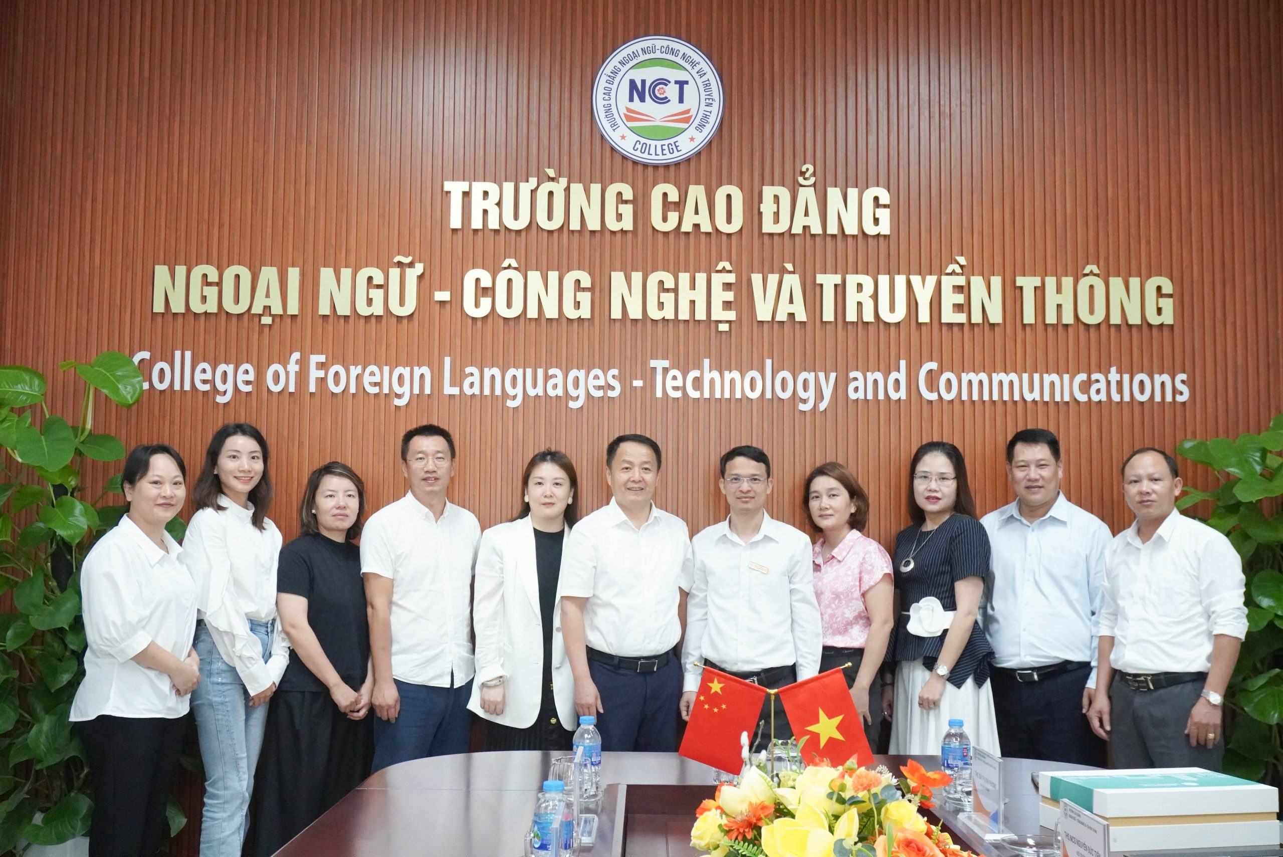 Nhà trường đón tiếp và làm việc với Học viện kỹ thuật Nghề nghiệp Quảng Tây (广西职业技术学院)
