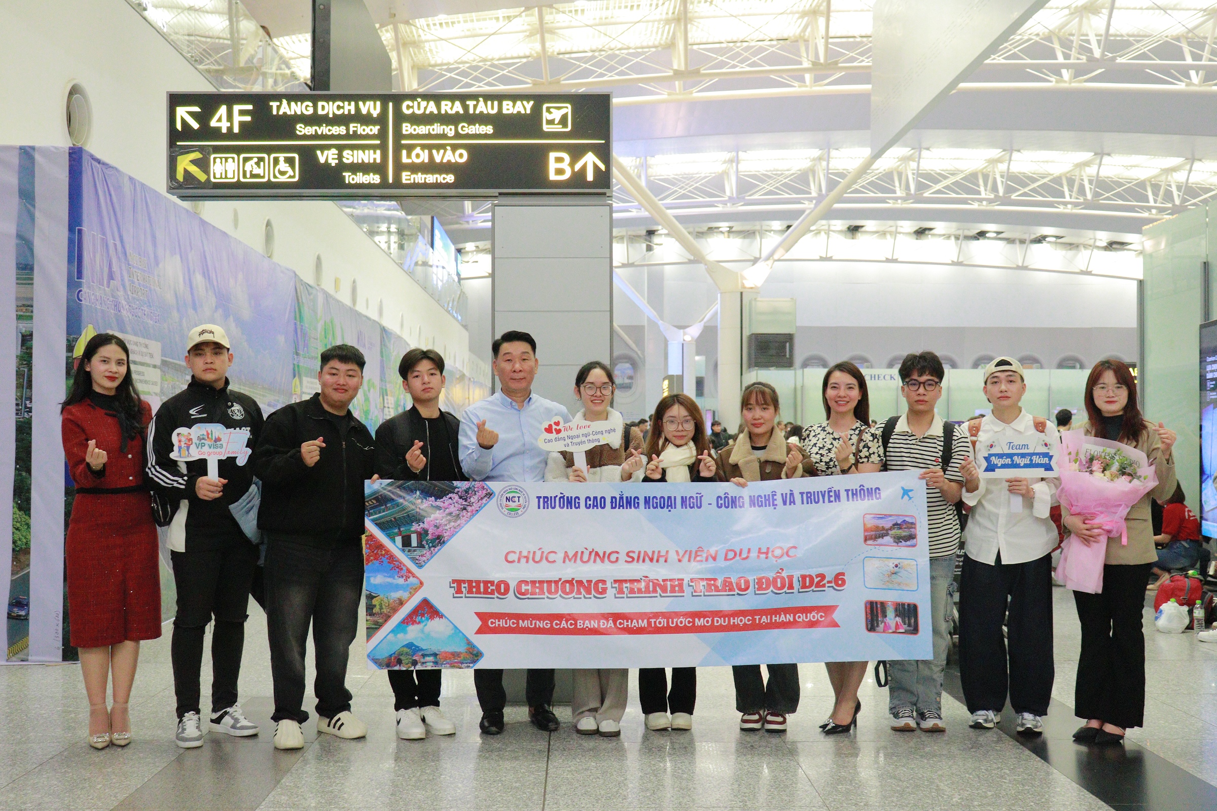 Trường Cao đẳng Ngoại ngữ – Công nghệ và Truyền thông tiễn đoàn du học sinh sang Hàn Quốc học tập