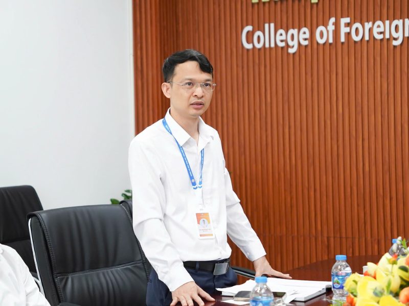 Hiệu trưởng Nguyễn Đức Tiến phát biểu trong buổi gặp gỡ
