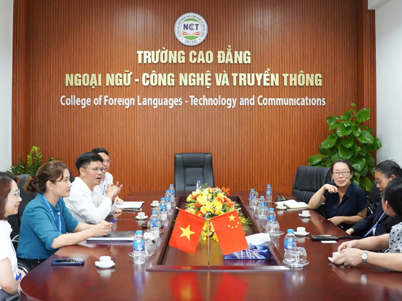 Đoàn Đại biểu Trường Đại học Trung y dược Thiên Tân (Trung Quốc) đến thăm Trường Cao đẳng Ngoại ngữ - Công nghệ và Truyền thông
