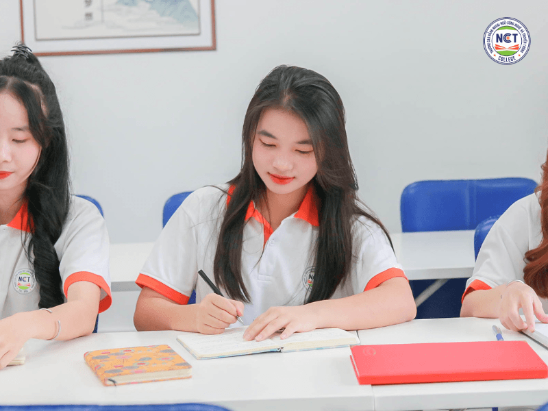 Sinh viên ngành Quản trị kinh doanh đào tạo chuyên sâu về ngành nghề