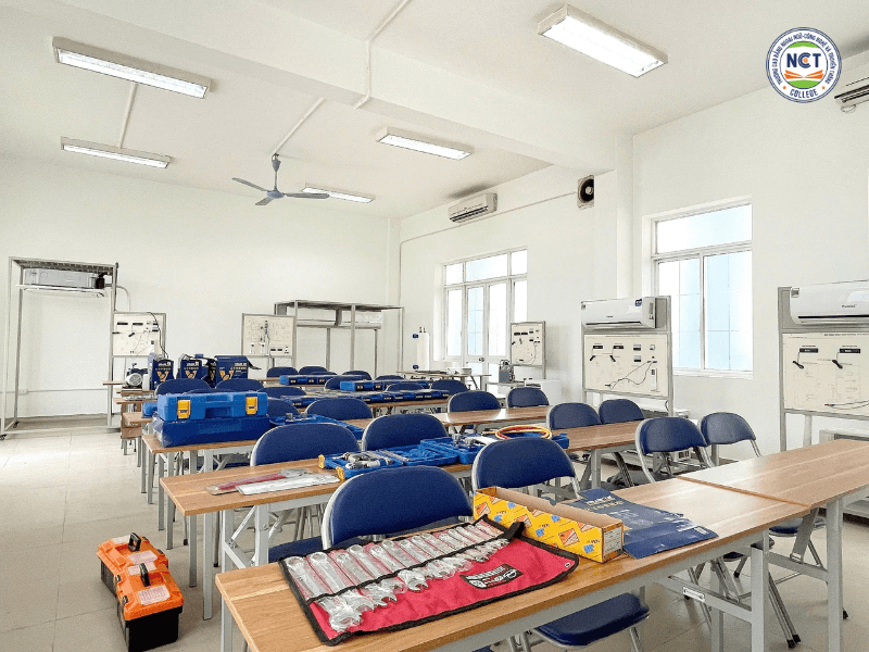 Phòng thực hành tại Trường Cao đẳng Ngoại ngữ - Công nghệ và Truyền thông