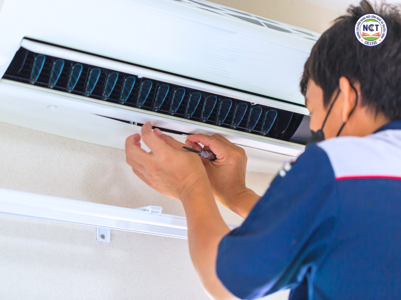 Sinh viên Kỹ thuật máy lạnh và điều hòa không khí thực hành trong thực tế
