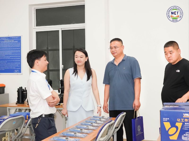 Lãnh đạo hai đơn vị khảo sát các phòng thực hành tại Nhà trường