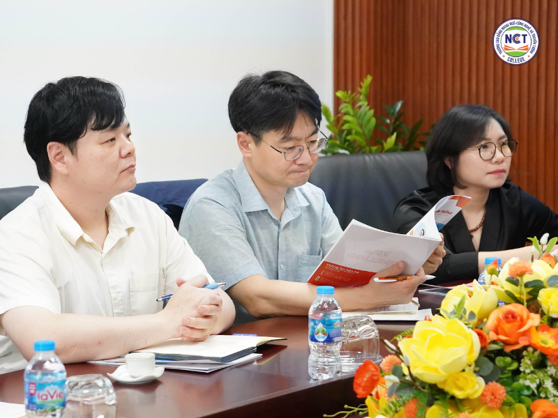 GS. Kang Jin Seok đại diện Trường Cao đẳng Jeonju Kijeon phát biểu