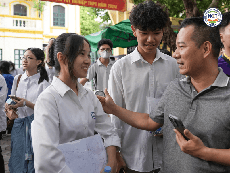 Cha mẹ đồng hành cùng con trong kỳ thi THPT Quốc gia