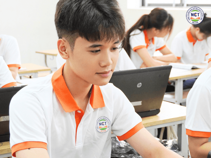 Sinh viên Công nghệ thông tin hệ 9+ thực hành trên máy tính