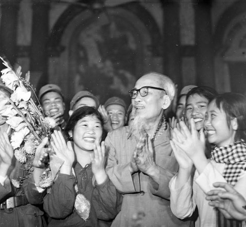 Hình ảnh Bác Hồ cùng đồng bào miền Nam
