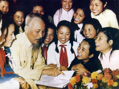 Hình ảnh Bác Hồ thăm và nói chuyện với các cháu thiếu niên nhi đồng.