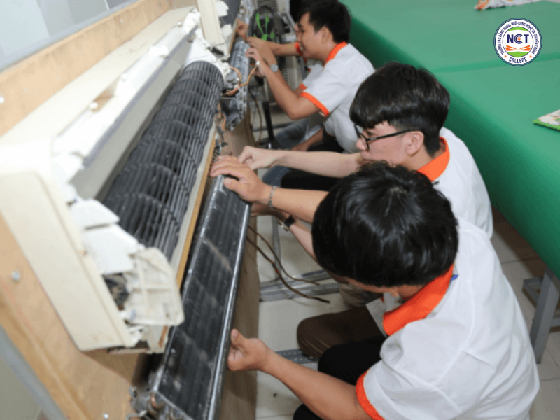 Sinh viên ngành Kỹ thuật Máy lạnh và Điều hòa không khí thực hành trên mô hình thật 