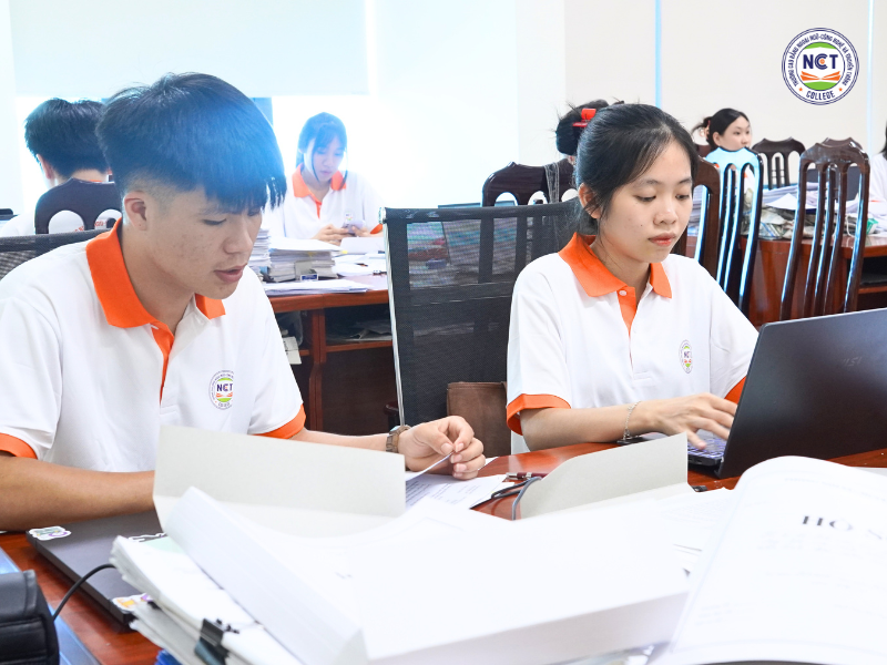 Sinh viên ngành Văn thư lưu trữ tại NCT College được đi kiến tập từ sớm tại Doanh nghiệp 