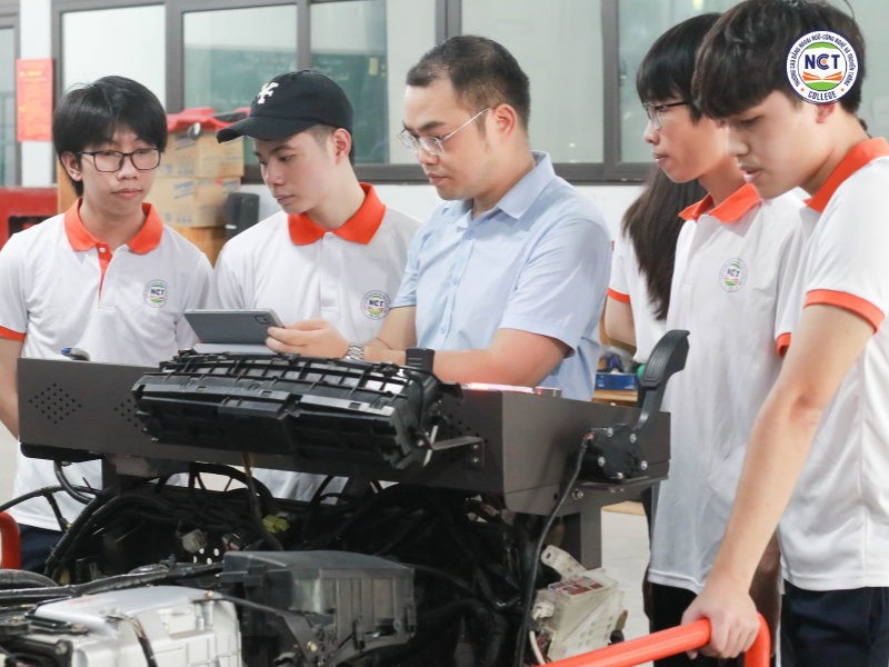 Đội ngũ giảng viên giàu kinh nghiệm, sẵn sàng đồng hành cùng sinh viên