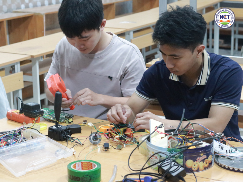 Sinh viên được thực hành ngay từ năm nhất trên mô hình mô phỏng thật