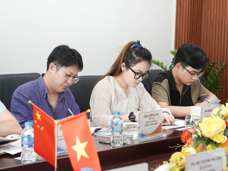 Bà Đoàn Đan Đan - Chủ tịch Quốc Hạ Thâm Quyến - Đại diện Công ty TNHH Đầu tư Công nghệ Giáo dục Quốc Hạ Thẩm Quyến (Giáo dục Quốc Hạ) phát biểu