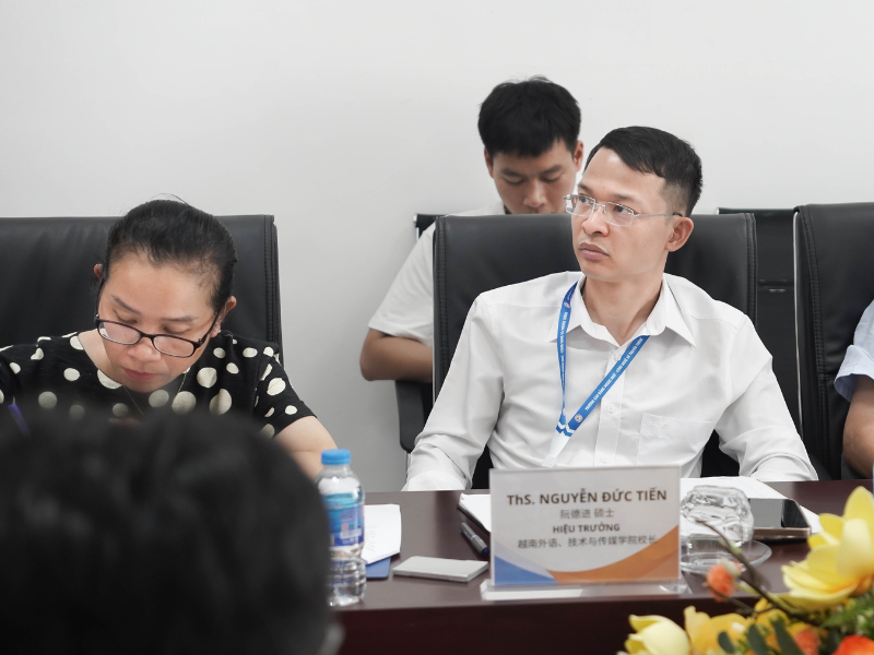 Ths.NCS Nguyễn Đức Tiến – Hiệu trưởng Nhà trường bày tỏ sự vui mừng và chào đón đoàn đã đến thăm và làm việc tại trường