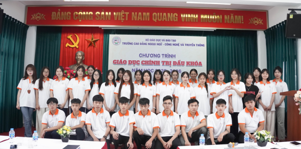 Trường Cao đẳng Ngoại ngữ - Công nghệ và Truyền thông tổ chức “Tuần sinh hoạt chính trị đầu khoá” cho Tân sinh viên khoá K11 - Đợt 1 năm học 2025 – 2026