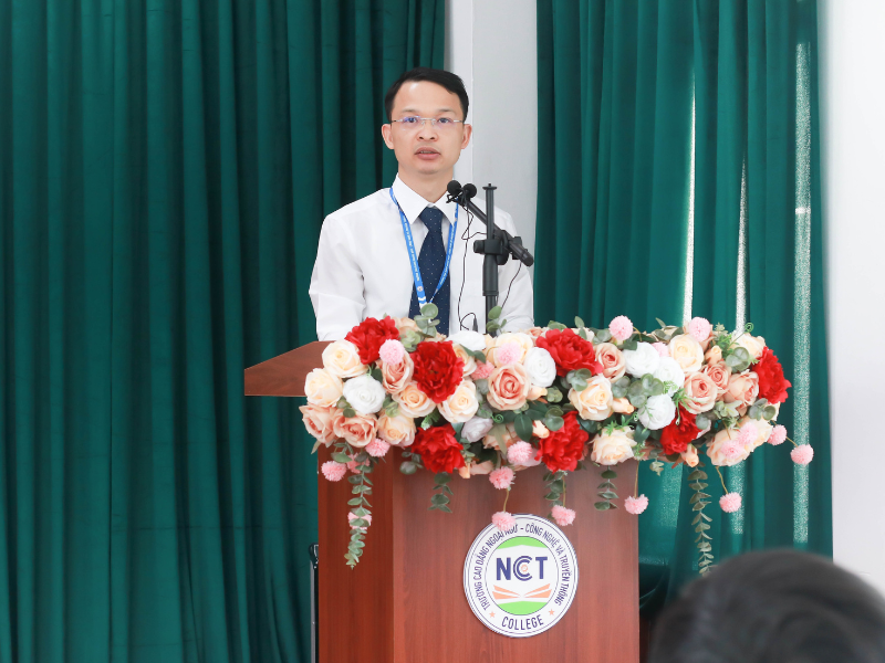 Thầy Nguyễn Đức Tiến - Hiệu trưởng Nhà trường phát biểu trong Chương trình giáo dục chính trị đầu khoá