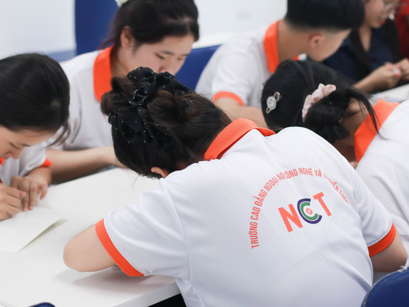 Giữa “tâm bão” nghề nghiệp – Sinh viên ngôn ngữ cần làm gì?