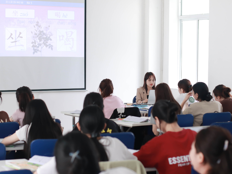 Giữa “tâm bão” nghề nghiệp – Sinh viên ngôn ngữ cần làm gì?