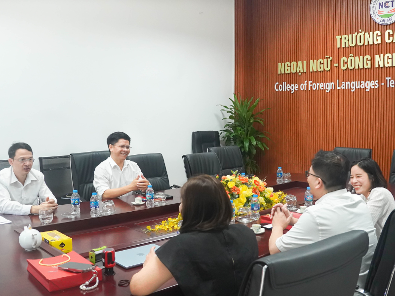 Lễ ký kết hợp tác liên kết đào tạo giữa Trường Cao đẳng Ngoại ngữ - Công nghệ và Truyền thông và Công ty TNHH Mega Chai