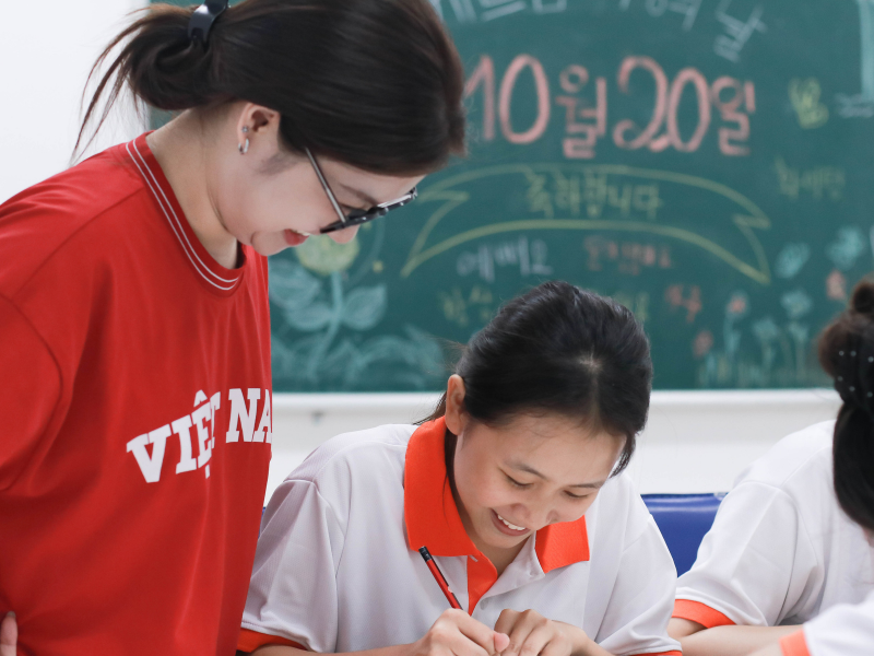 inh viên ngành Tiếng Hàn NCT College lan tỏa yêu thương qua những tấm thiệp viết tay