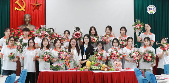 Sinh viên NCT trải nghiệm workshop "Sắc Thu xưa và nay - Trang trí lồng đèn hoa"