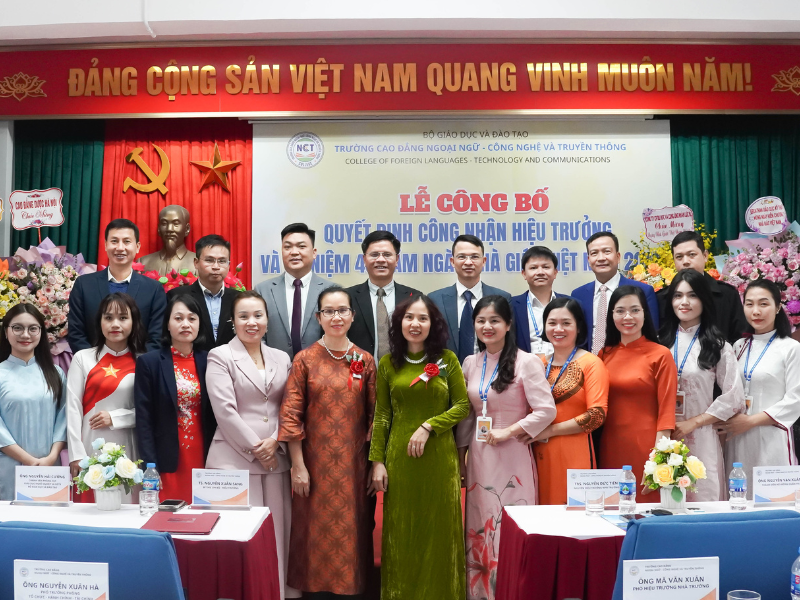 Trường Cao đẳng Ngoại ngữ – Công nghệ và Truyền thông long trọng tổ chức Lễ kỷ niệm 43 năm ngày Nhà giáo Việt Nam 20/11 
