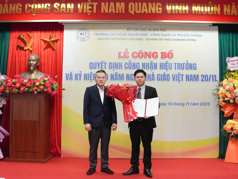 Ông Nguyễn Hải Cường đã trao Quyết định công nhận Hiệu trưởng cho TS. Nguyễn Xuân Sang