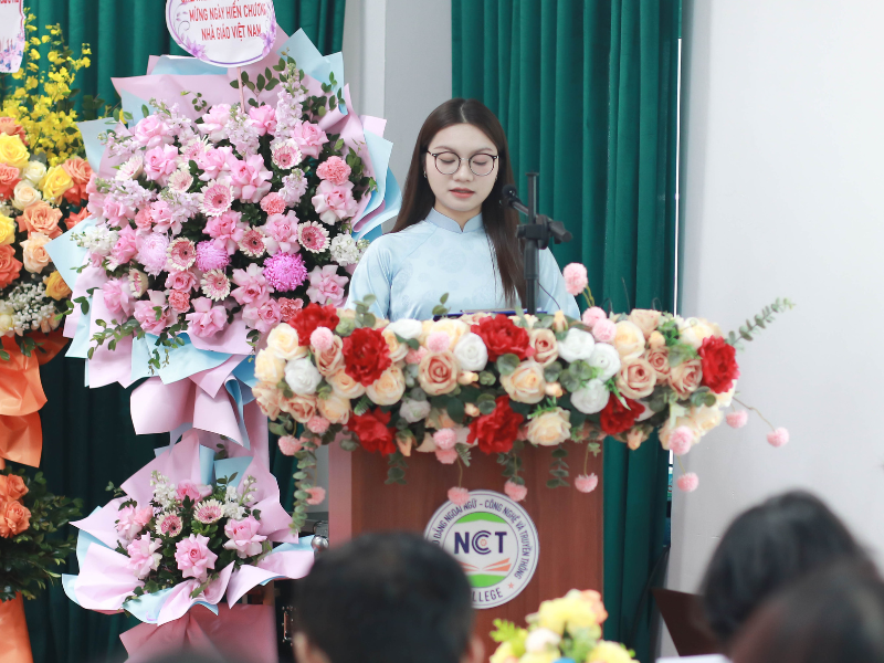 Cô Nguyễn Minh Hà – Giảng viên tiếng Hàn đại diện cán bộ giảng viên toàn trường phát biểu