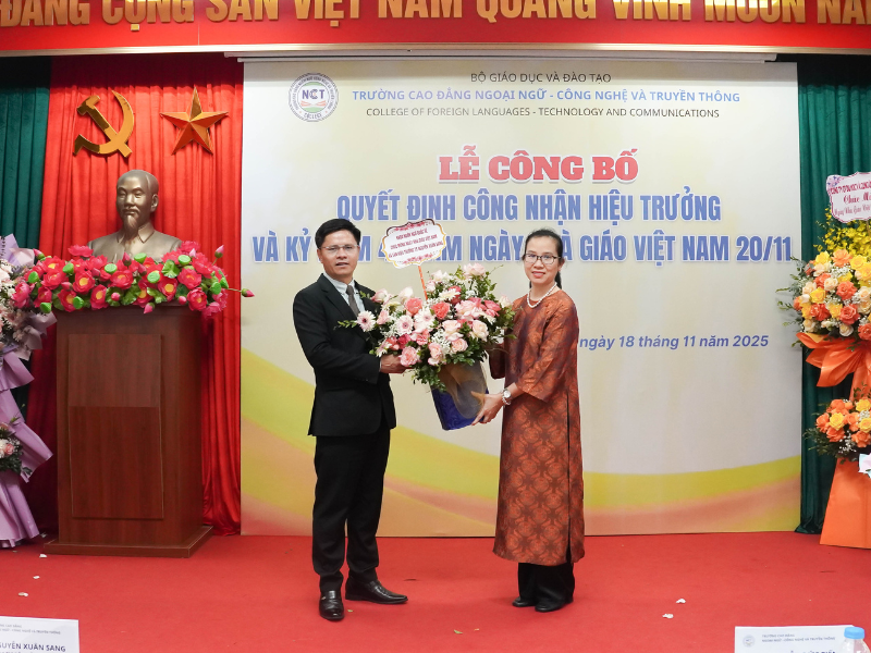 Lễ công bố quyết định công nhận chức danh Hiệu trưởng Trường Cao đẳng Ngoại ngữ - Công nghệ và Truyền thông
