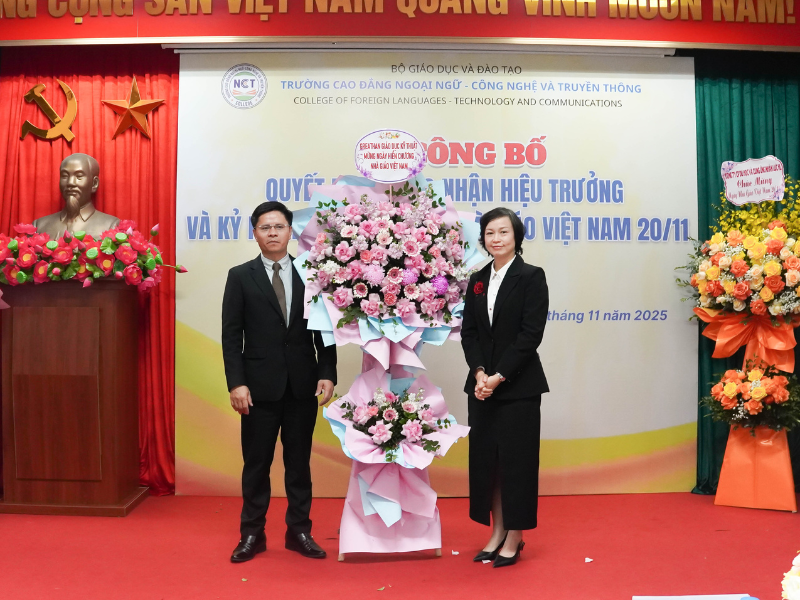 Lễ công bố quyết định công nhận chức danh Hiệu trưởng Trường Cao đẳng Ngoại ngữ - Công nghệ và Truyền thông