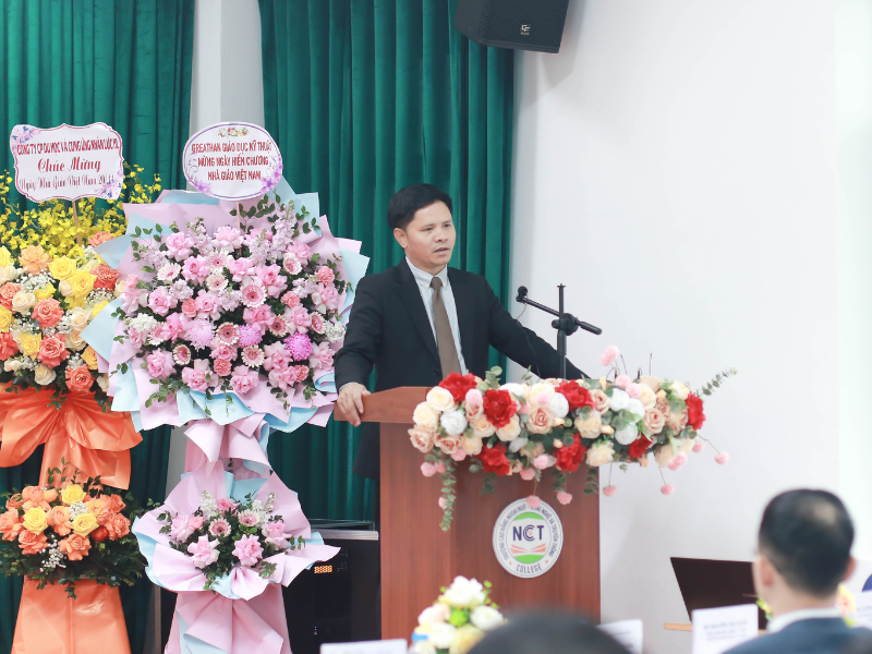 TS. Nguyễn Xuân Sang – Hiệu trưởng Nhà trường phát biểu tại buổi lễ 