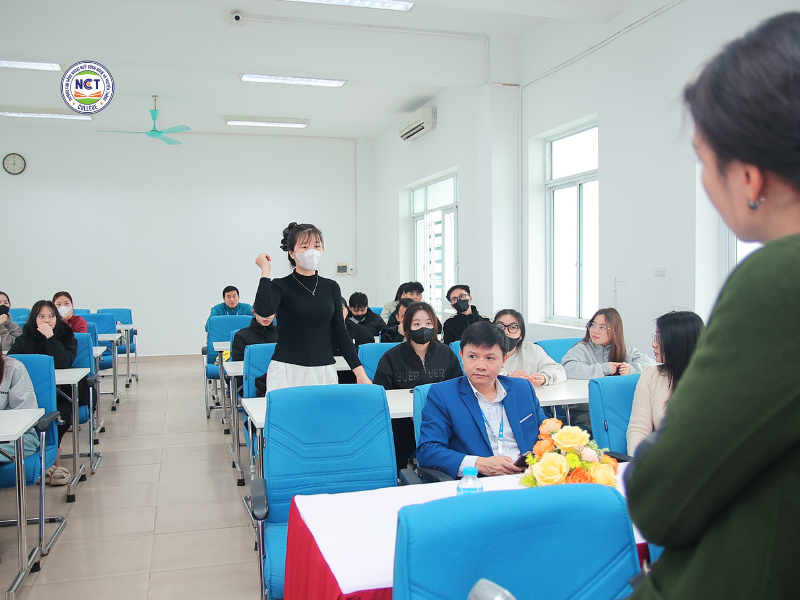 Đại diện sinh viên chia sẻ 