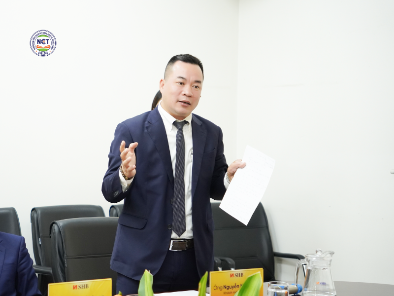 Khách mời TS. Nguyễn Ngọc Huy phát biểu tại buổi làm việc