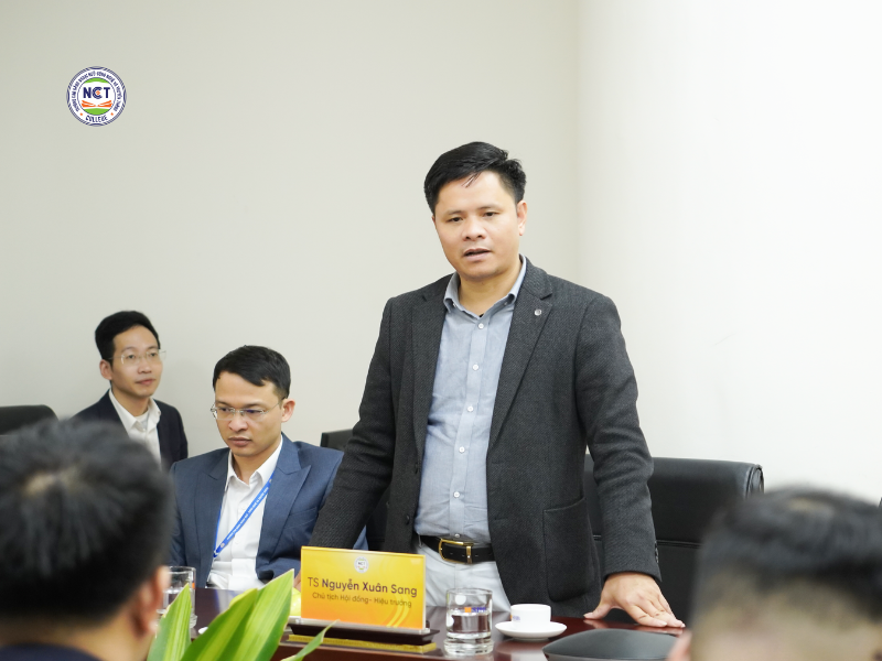 TS. Nguyễn Xuân Sang – Bí thư Chi bộ, Chủ tịch Hội đồng trường, Hiệu trưởng Nhà trường phát biểu tại buổi việc
