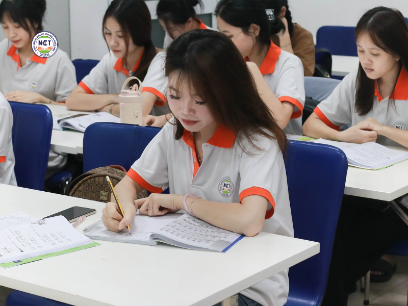 hoc-tieng-trung-tam-ve-vang-mo-rong-canh-cua-nghe-nghiep-trong-tuong-lai