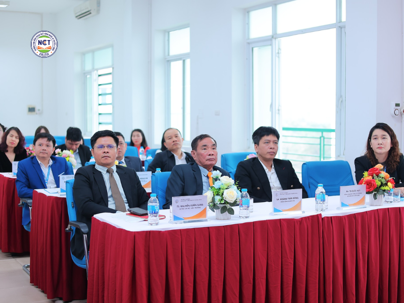 hoi-nghi-tong-ket-cong-tac-nam-2025-va-trien-khai-nhiem-vu-cong-tac-nam-2026-tai-truong-cao-dang-ngoai-ngu-cong-nghe-va-truyen-thong