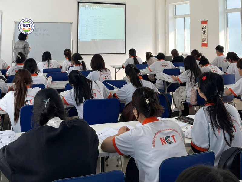 hoc-tieng-trung-tam-ve-vang-mo-rong-canh-cua-nghe-nghiep-trong-tuong-lai