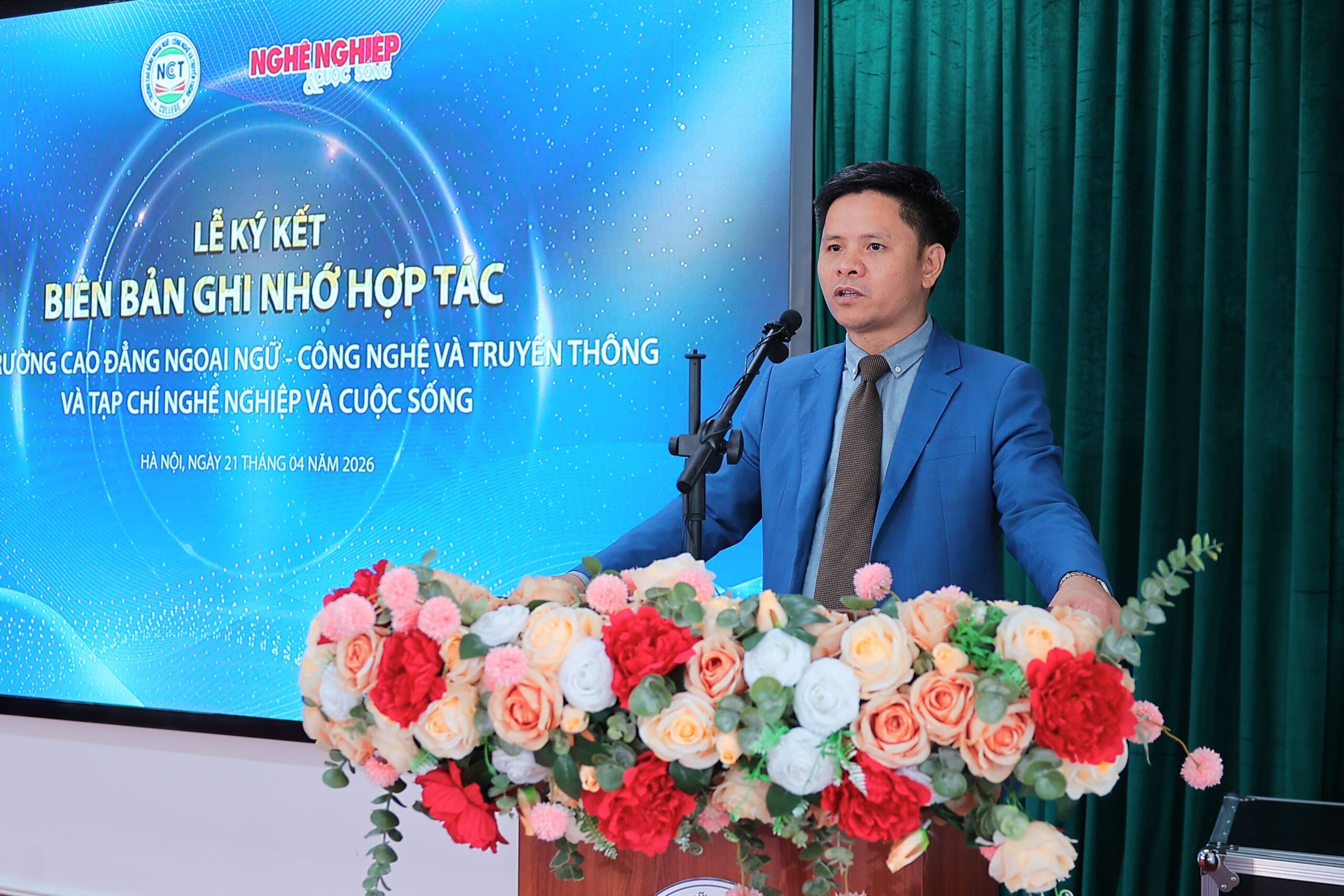 TS. Nguyễn Xuân Sang – Bí thư Chi bộ, Chủ tịch Hội đồng trường, Hiệu trưởng phát biểu tại buổi lễ