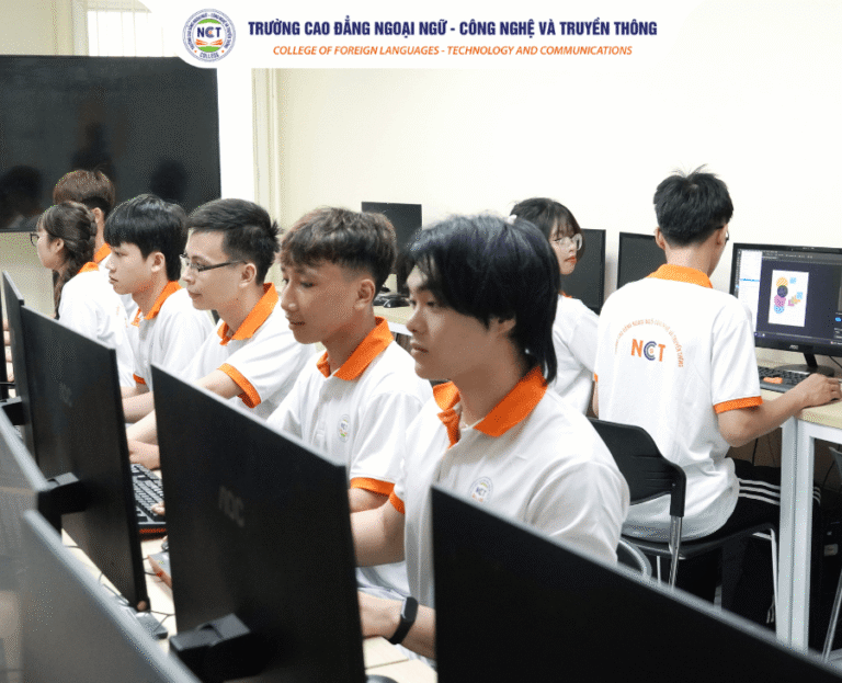 Ngành Công nghệ thông tin lương bao nhiêu? Cơ hội việc làm và thu nhập mới nhất 2026