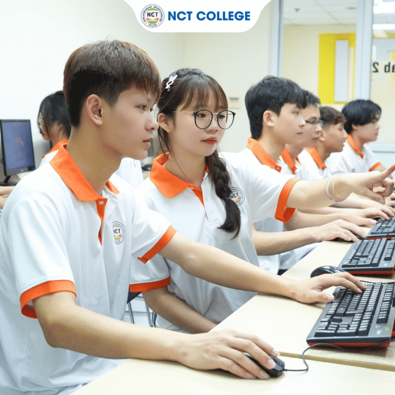 Từ giảng đường đến dự án thực tế: Sinh viên Công nghệ thông tin tại NCT học như thế nào?