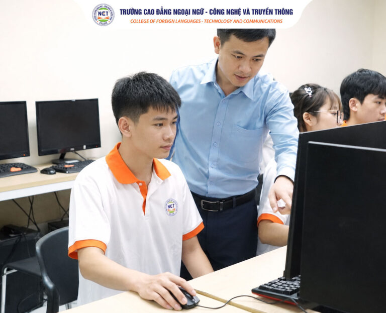 Ngành Công nghệ thông tin ra làm gì? Xu hướng việc làm 2026