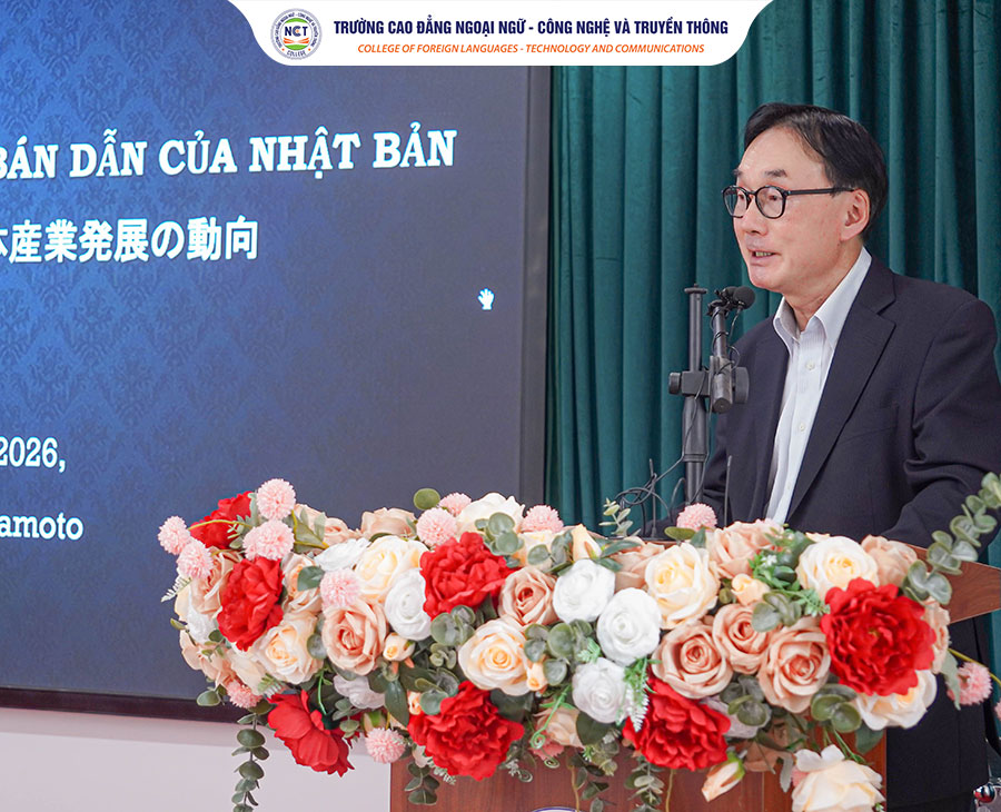 TS. Tatsuo Okamoto đã trình bày chuyên đề “Tổng quan ngành công nghiệp bán dẫn Nhật Bản và xu hướng phát triển nguồn nhân lực trong giai đoạn mới”