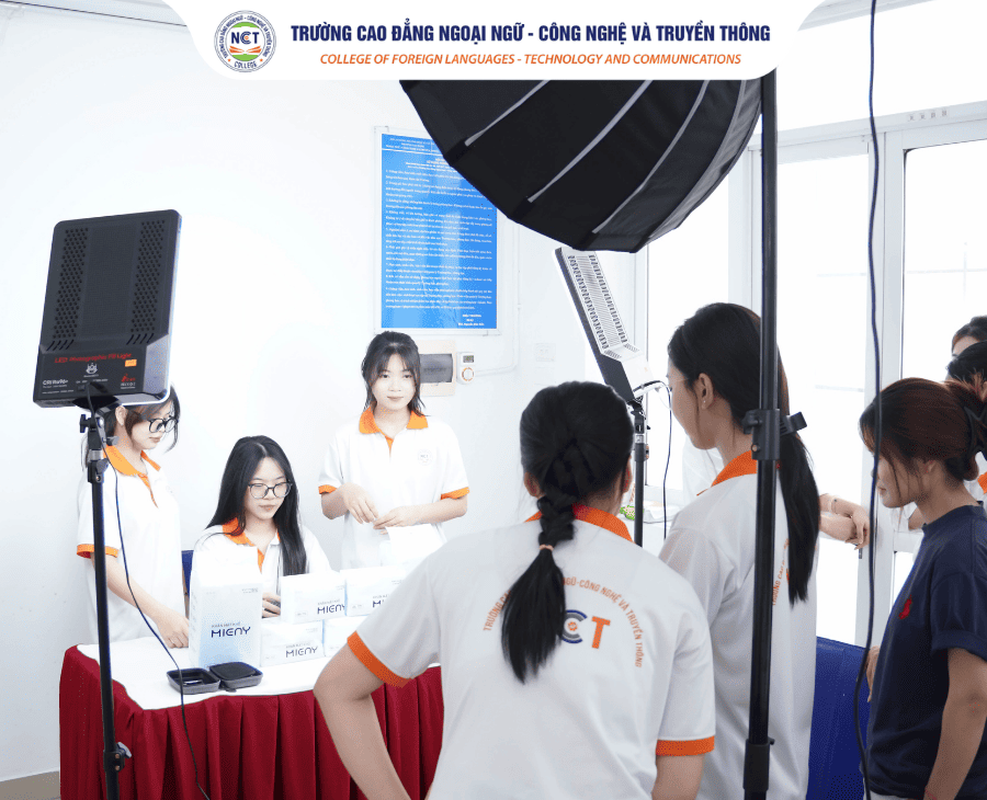 Sinh viên Truyền thông đa phương tiện NCT College "nhập vai" Content Creator cùng chuyên gia Trung Quốc ngay tại giảng đường
